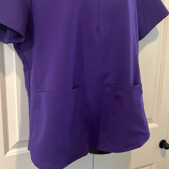 Fabletics Method Scrub Top in ultraviolet size XL - Picture 5 of 8